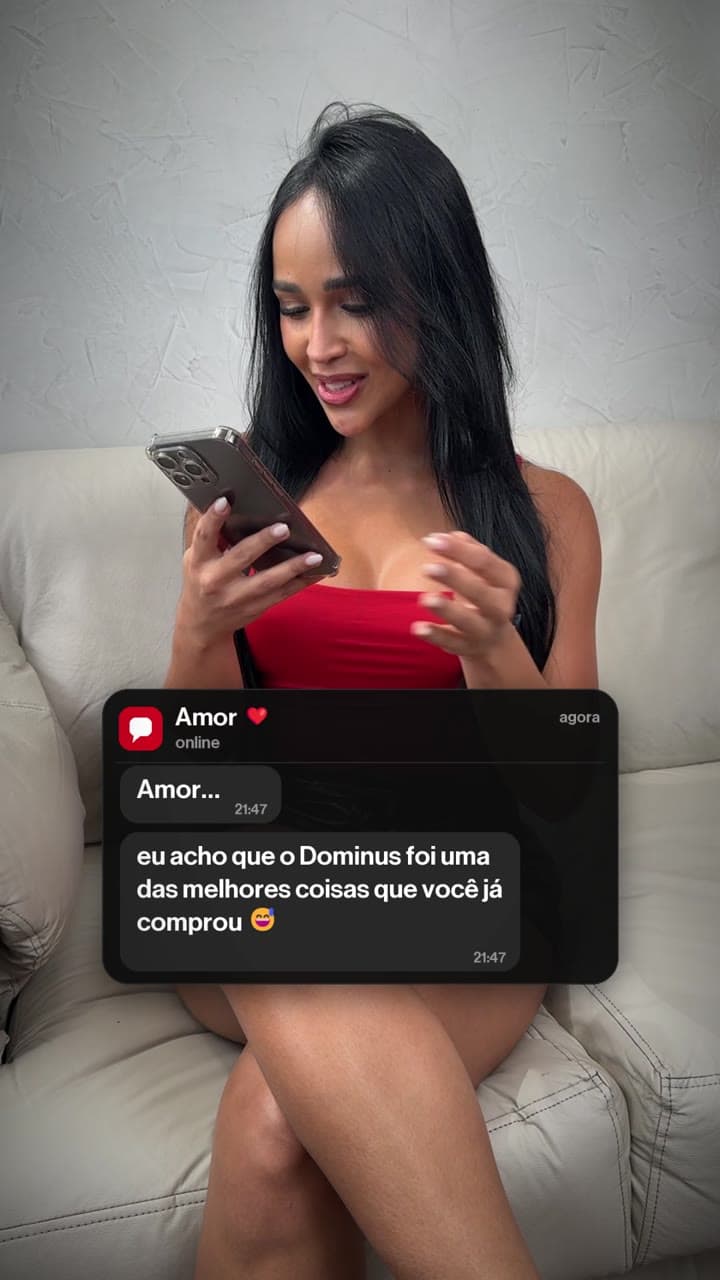 Mulher lendo uma mensagem no celular sobre o Dominus